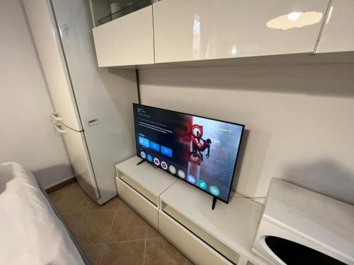 2 Bedrooms near Yellow Metro Station, Wifi, AC by Kibilù Affitti Brevi