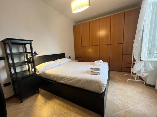 2 Bedrooms near Yellow Metro Station, Wifi, AC by Kibilù Affitti Brevi