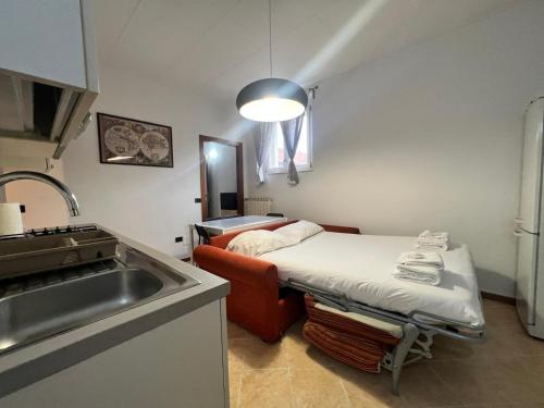 2 Bedrooms near Yellow Metro Station, Wifi, AC by Kibilù Affitti Brevi
