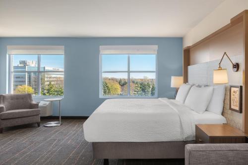 Postel nebo postele na pokoji v ubytování Holiday Inn & Suites Detroit - Troy by IHG