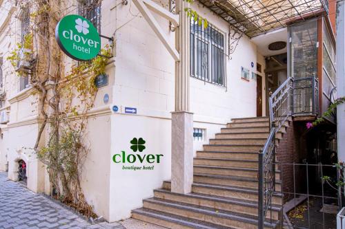 un cartello per un hotel Clover sul lato di un edificio di Clover Hotel a Baku