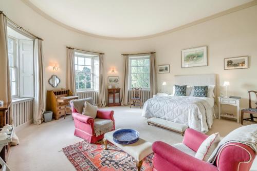 una camera da letto con un letto, un divano e delle sedie di 5 Bed in Errol oc-t33381 a Errol