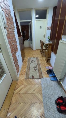 een kamer met een gang met een tafel en een bakstenen muur bij apartman Stojković in Petrovac na Mlavi