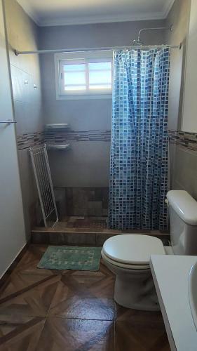 ein Badezimmer mit Toilette und Dusche in der Unterkunft Casa a 500 metros del Mar in Quequén