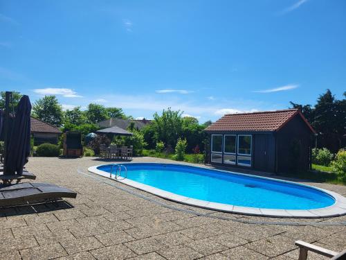 een zwembad in een tuin met een huis bij 07 Birkenhain - Hof Wiesengrund in Parchtitz