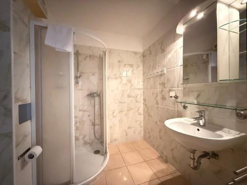 ein Badezimmer mit Dusche und Waschbecken in der Unterkunft Hirschenhof Apartments in Spital am Semmering