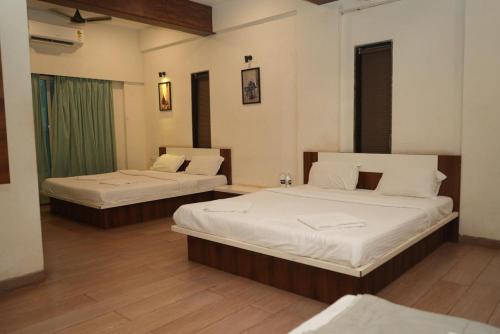 Een bed of bedden in een kamer bij Fortune Resort by Cayana Stays