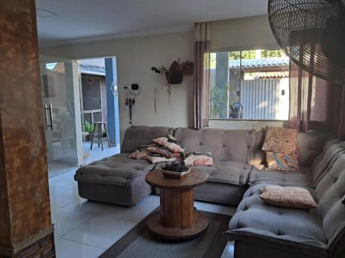 Et opholdsområde på Casa espaçosa e aconchegante