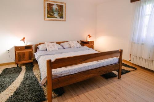 En eller flere senge i et værelse på Kuća za odmor Jagnjić