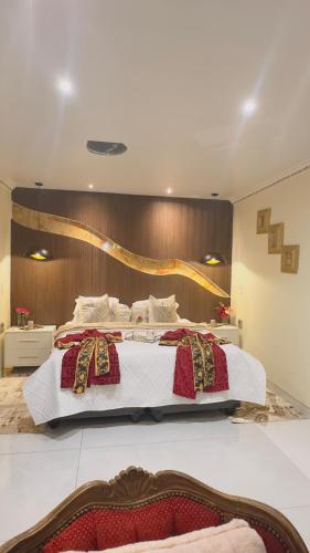 een slaapkamer met een groot bed met een houten hoofdeinde bij Princess & Alfreds Palace in Gqeberha