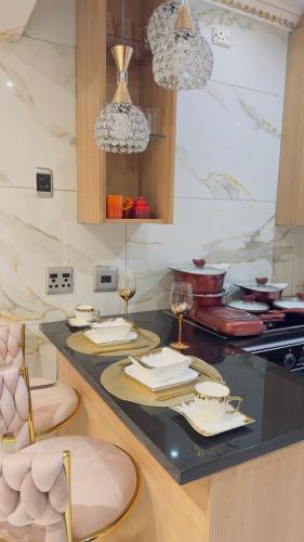 een keuken met een aanrecht met borden en wijnglazen bij Princess & Alfreds Palace in Gqeberha