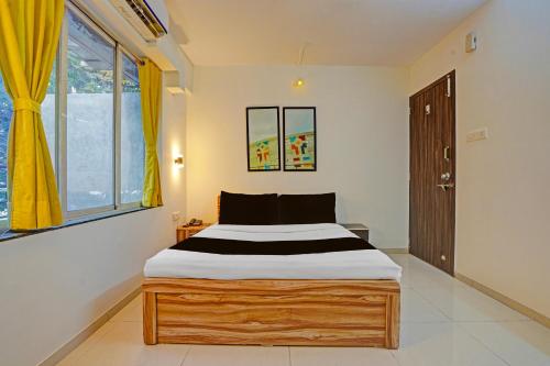 En eller flere senge i et værelse på Super Collection O Baner Hillview Pune Formerly Siri Lodge