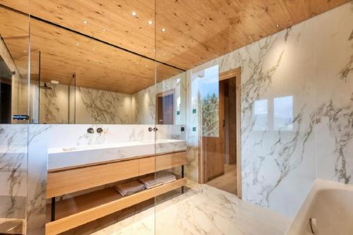 Et badeværelse på Pontirolo Nuovo Chalet Zermatt