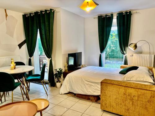 En eller flere senge i et værelse på Emerald Chic - Terrace Fiber & Parking - 4 Guests