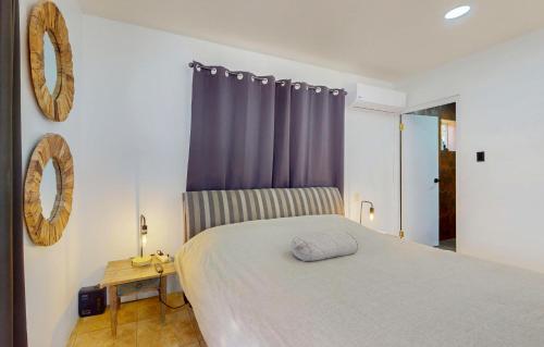 Postel nebo postele na pokoji v ubytování Lama y Solo Unique private room walking distance to the Beach