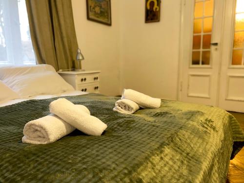 a bedroom with two towels on a bed at Uzdrowiskowe Retro by LibertaRent in Szczawno-Zdrój