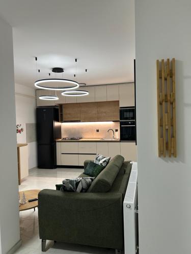 een woonkamer met een bank en een keuken bij Apartman MARIA 3 in Kutina