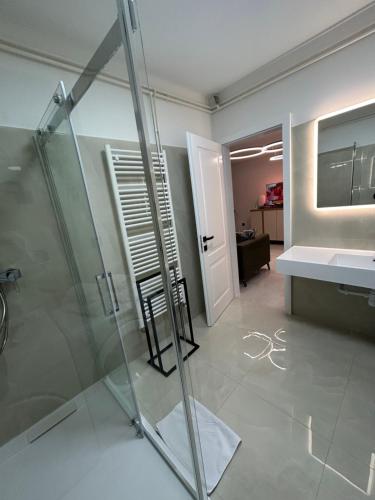 een badkamer met een glazen douche en een wastafel bij Apartman MARIA 3 in Kutina