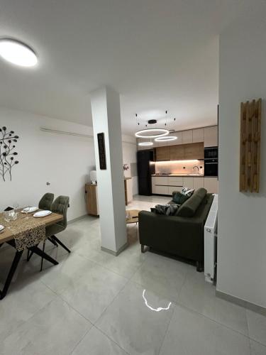 un salon avec un canapé vert et une table dans l'établissement Apartman MARIA 3, à Kutina
