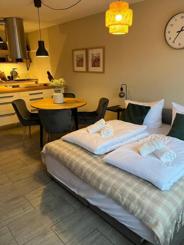 twee bedden in een kamer met een keuken en een tafel bij See-Maisonette mit Wellness-Sauna in Öhningen