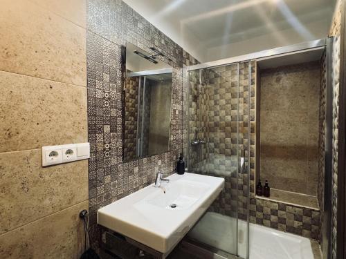 El Torreón 1870 في غرناطة: حمام مزود بحوض ومِرآة