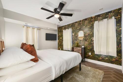 En eller flere senge i et værelse på HostWise Stays - King Beds, Park Free, Great Walk Score