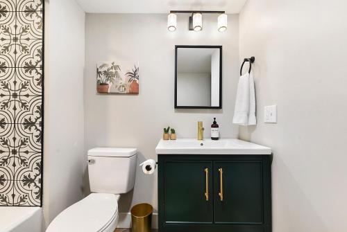 Et badeværelse på HostWise Stays - King Beds, Park Free, Great Walk Score