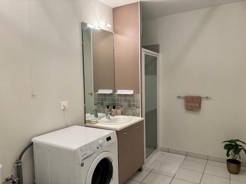 Et badeværelse på Emerald Chic - Terrace Fiber & Parking - 4 Guests