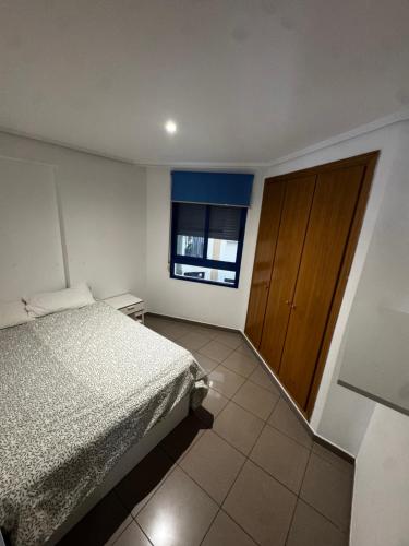 ein Schlafzimmer mit einem Bett und einer Holztür in der Unterkunft Especial Apartamento Valencia in Valencia