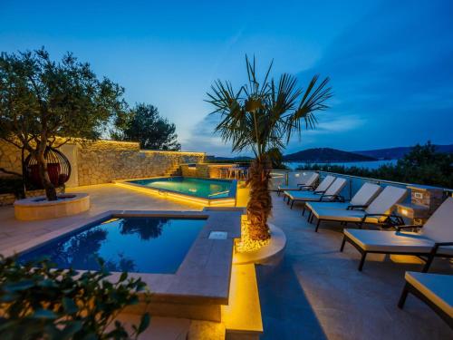 Holiday Home Strandnahes Ferienhaus mit Garten in Ražanj by Interhome