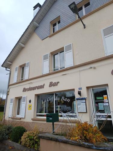 een winkel met een bord voor een gebouw bij La clef du ban in Ban-sur-Meurthe-Clefcy