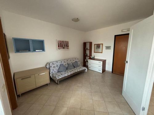 een woonkamer met een bank en een dressoir bij LYLLY'S Apartment in Santa Maria