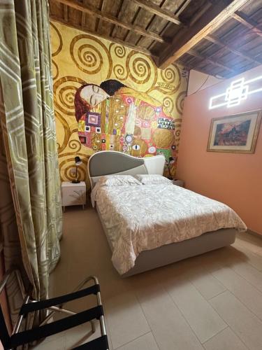 L'Abbraccio في تيفولي: غرفة نوم مع سرير وجدار ملون