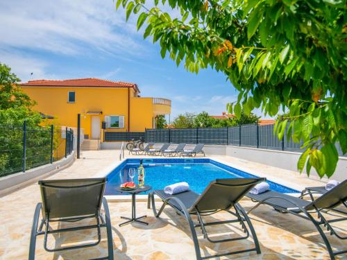 Holiday Home Villa Mile mit beheiztem Pool- Grill und Terrasse by Interhome