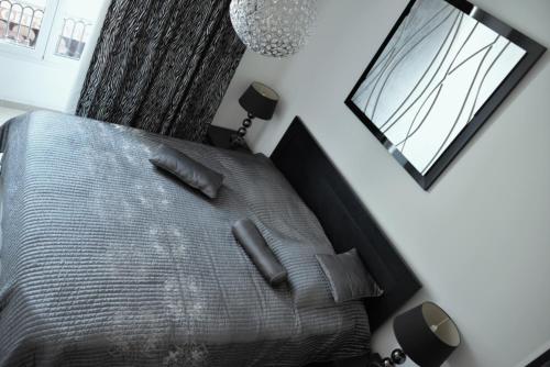 une chambre avec un lit avec deux oreillers dessus dans l'établissement Apartment on Rue De France 4, à Nice