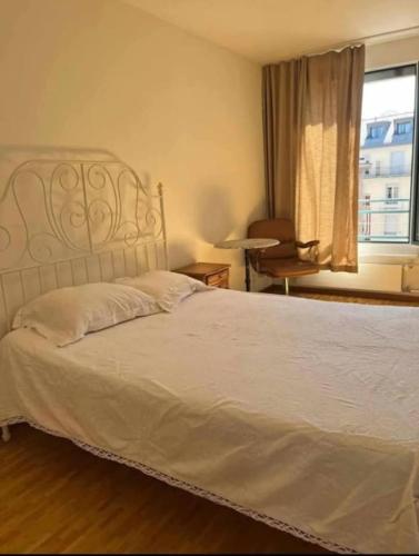 ein Schlafzimmer mit einem weißen Bett mit einem Fenster in der Unterkunft Quarto lux Centro Geneve 5 estrela in Arni Alp