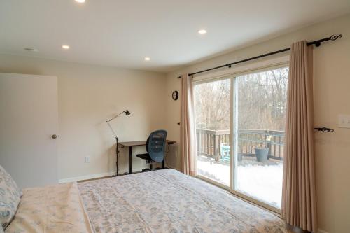 une chambre avec un lit et une grande fenêtre dans l'établissement Bright, Spacious Home with Private Deck, à Potomac
