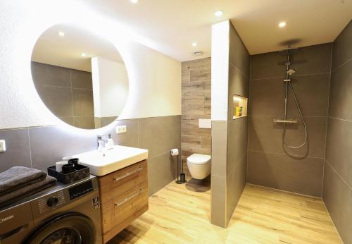 a bathroom with a sink and a washing machine at Ferienwohnung Zum Alten Cafè in Neustadt