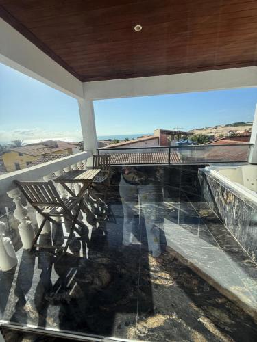 balcone con panchina e vista sull'oceano di Canoa Suites & Apartments a Canoa Quebrada