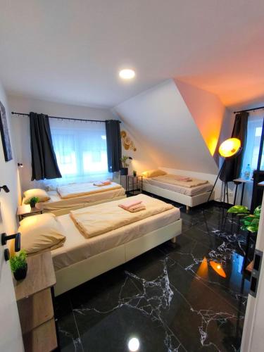 Giường trong phòng chung tại Schwert City Loft S72 free Parking & WIFI