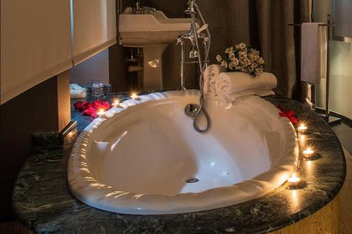 een groot bad met verlichting in de badkamer bij Hotel Castillo el Collado in Laguardia