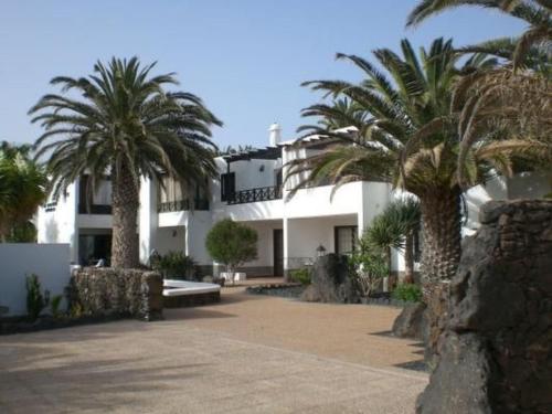 Apartment Schöne Wohnung in Playa Blanca mit Grill- Garten und Terrasse und Neben dem Str by Interhome