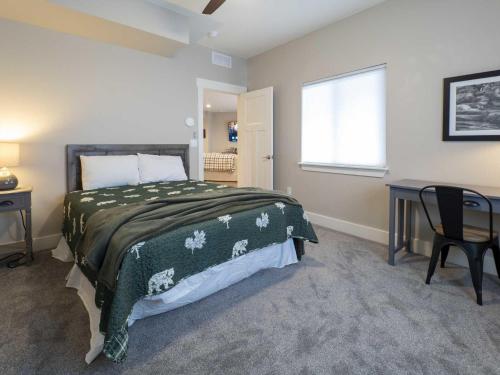 una camera da letto con un letto, una scrivania e una finestra di Saddle Ridge, 0021 a Granby