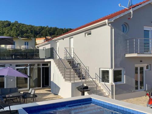 Holiday Home Modernes Ferienhaus mit eigenem Pool und Meerblick by Interhome