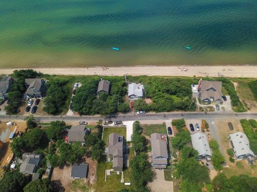 - une vue aérienne sur une maison et la plage dans l'établissement Gorgeous Architectural Home w Water Views, à Eastham
