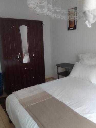 Postel nebo postele na pokoji v ubytování Omari estate