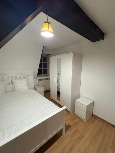 une chambre avec un lit blanc et une lampe dans l'établissement Luxury 3-room house, à Illkirch-Graffenstaden