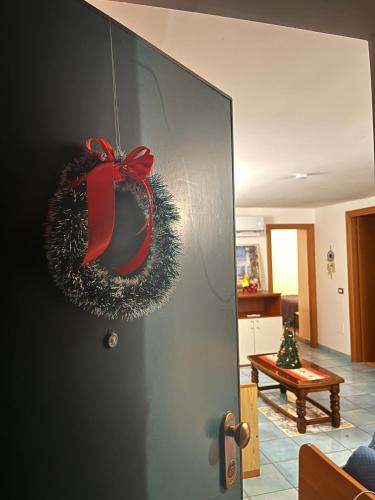 Una porta con una corona di Natale sopra di Maresole Guest House a Terracina