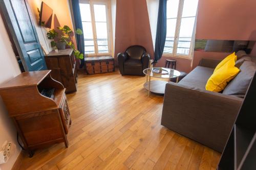 APPARTEMENT CHALEUREUX ARTISTIQUE QUARTIER GARE DU NORD - GARE DE L'EST et GRANDS BOULEVARDS