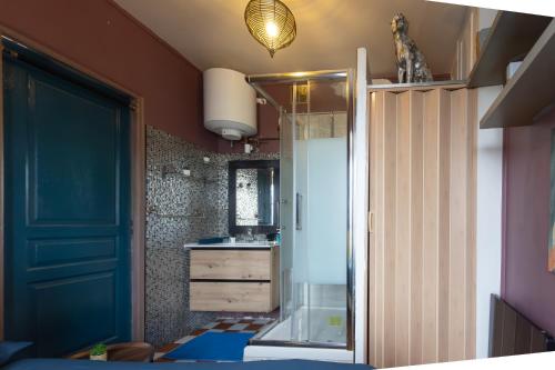 APPARTEMENT CHALEUREUX ARTISTIQUE QUARTIER GARE DU NORD - GARE DE L'EST et GRANDS BOULEVARDS